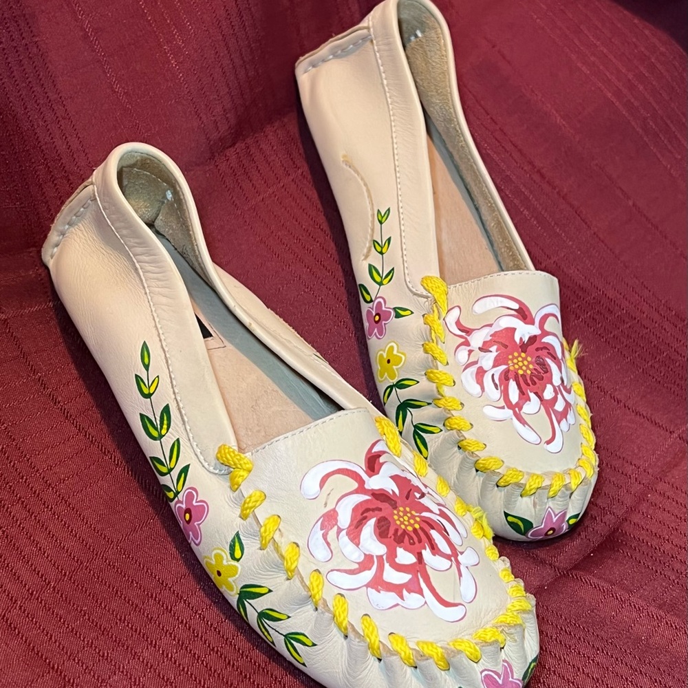 Woman’s Kenzie Leather Moccasins size 7M hand painted high quality perfect shape